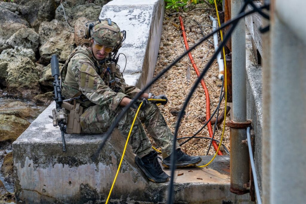 Navy offers explosive ordnance disposal warfare officers up to 0,000 in bonuses Navy offers explosive ordnance disposal warfare officers up to 0,000 in bonuses